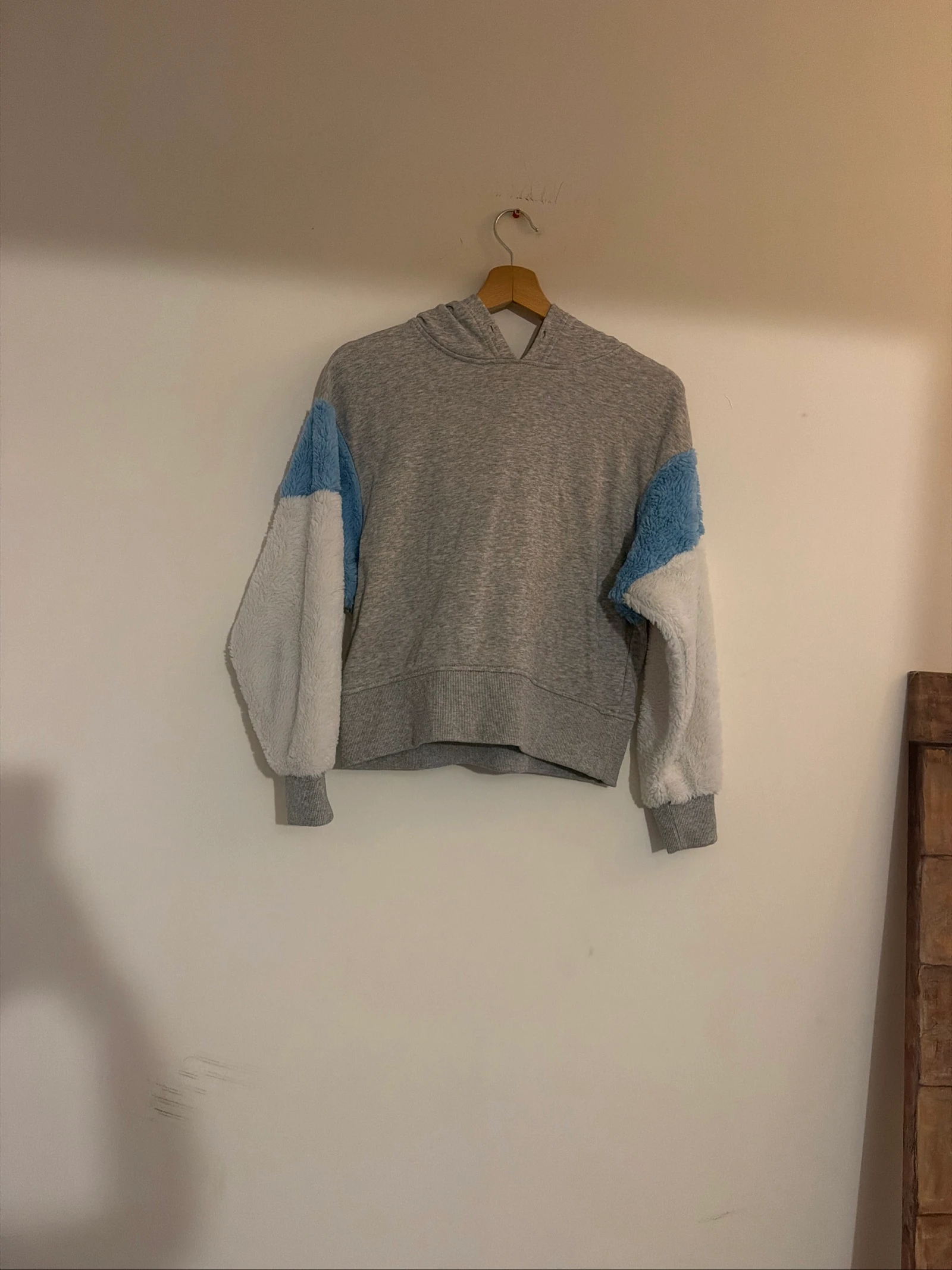 Sweat-shirt fourrure blanc bleu taille S bershka bon état 